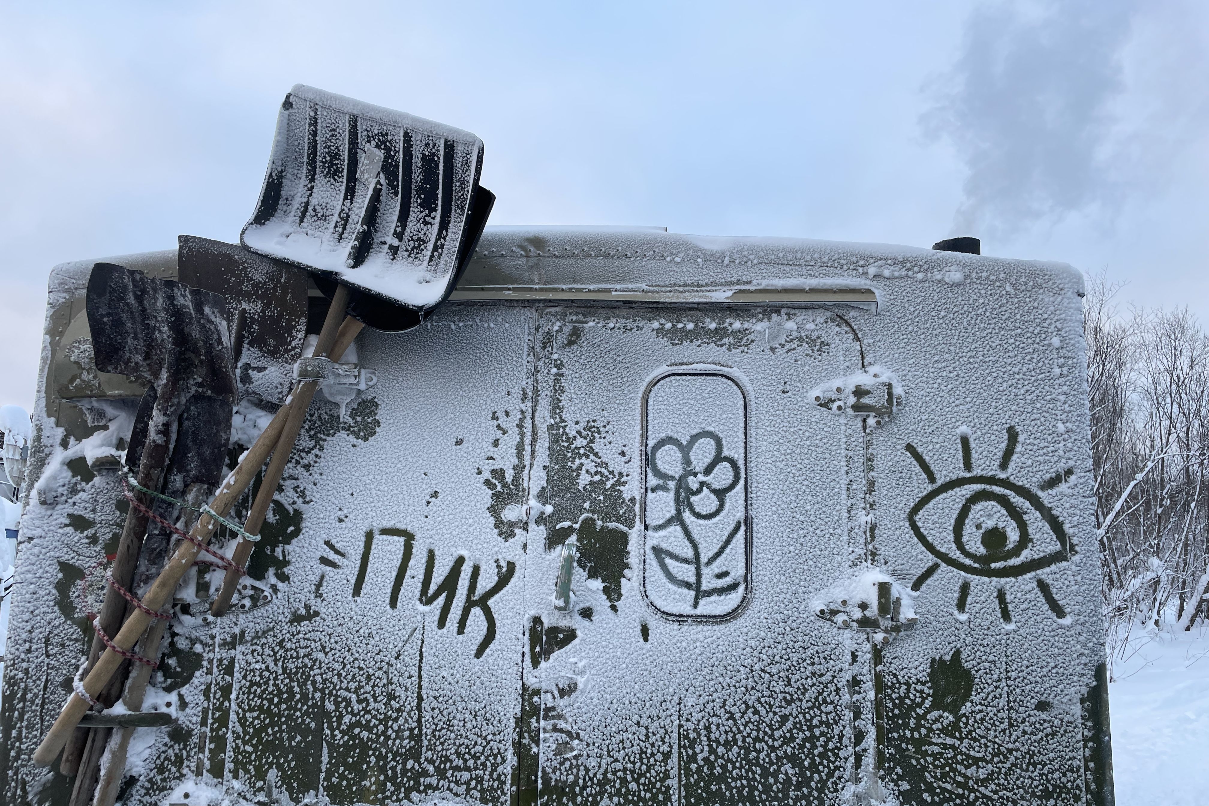 Вахтовка через снежную тайгу