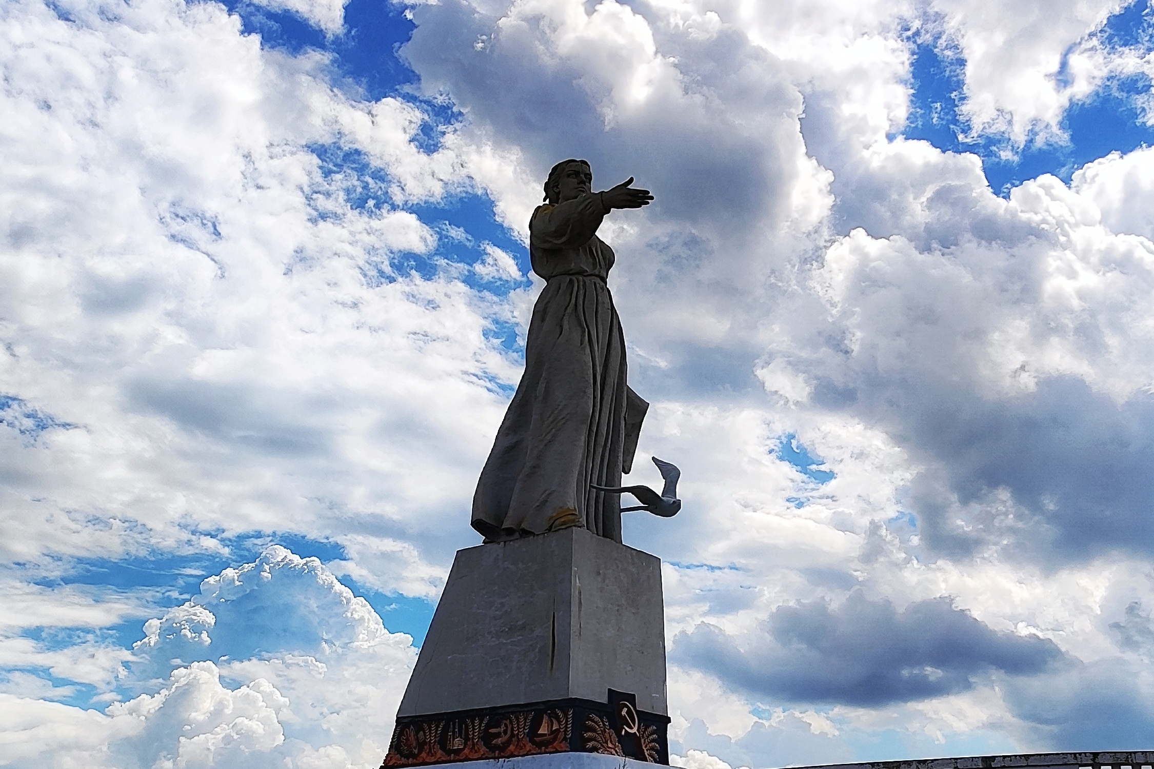 Монумент Мать-Волга