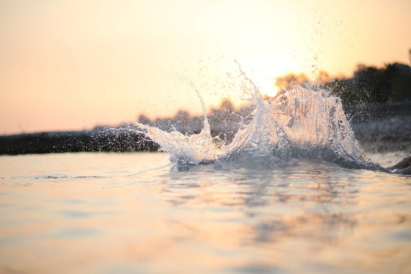 Брызги воды озеро